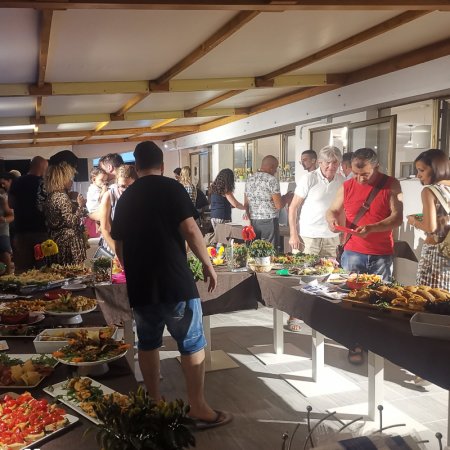 Persone servono cibo a un buffet.