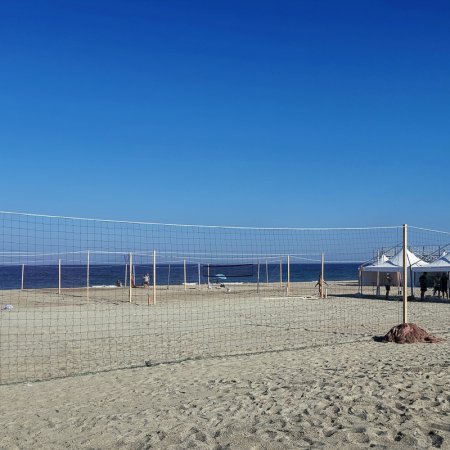 Rete da beach volley su una spiaggia deserta.