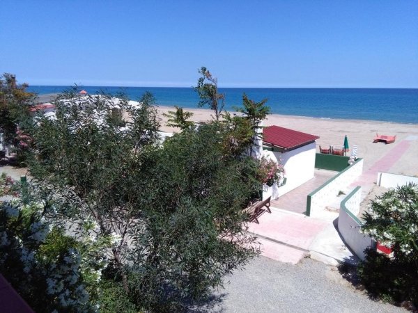 Vista sul mare e chalet bianchi con tetti rossi.