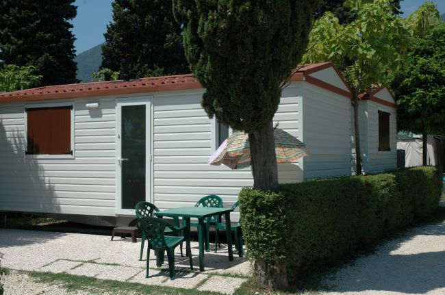 Casa mobile con tavolo e sedie da esterno.